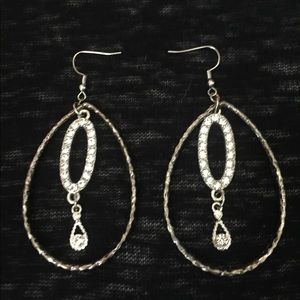Teardrop pendant-like earings